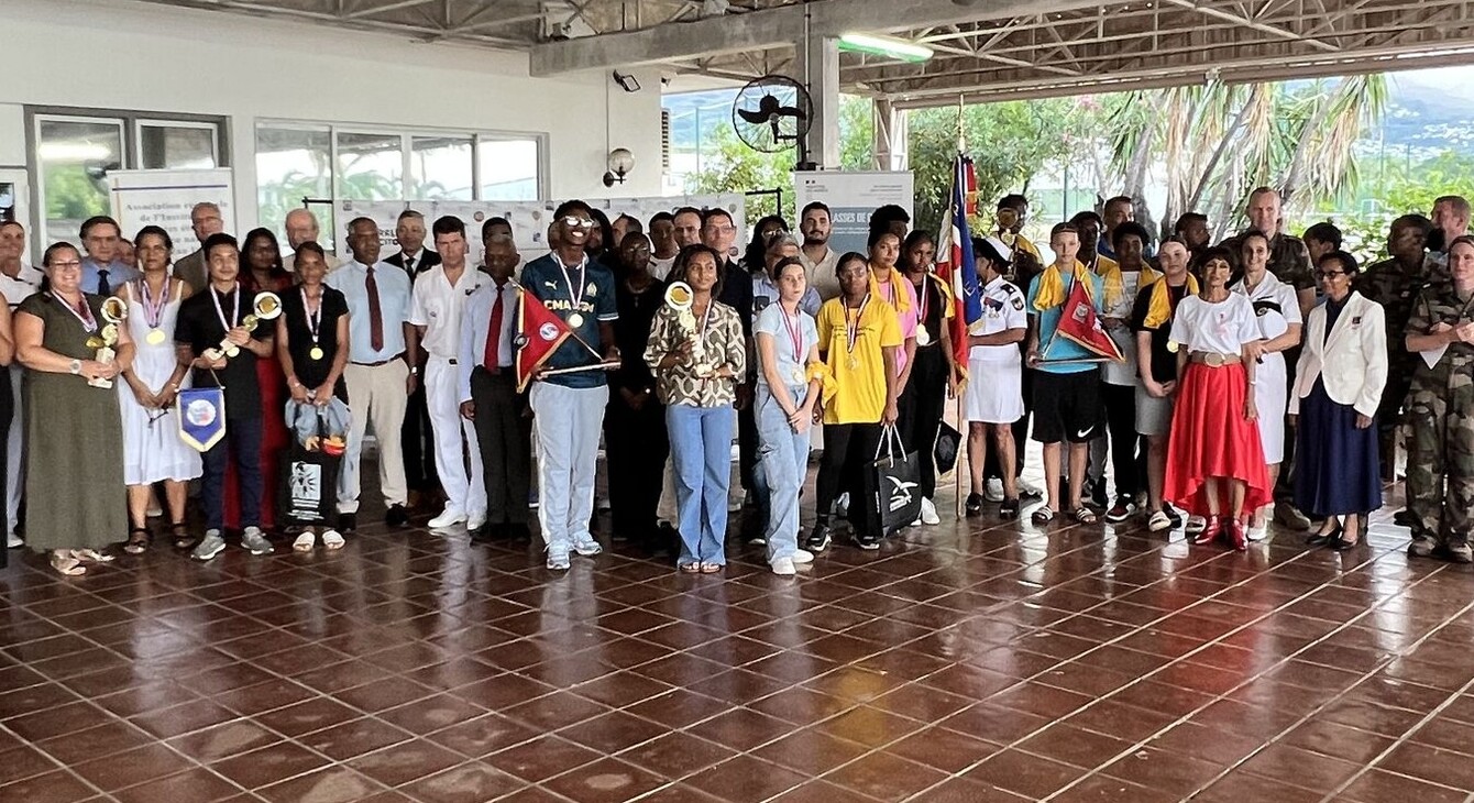 Photo de groupe avec les autorités