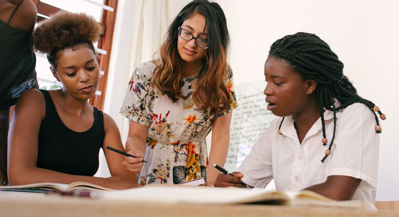 3 femmes en train d apprendre