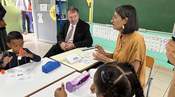 Le recteur échange avec une enseignante de l'école Damase Legros