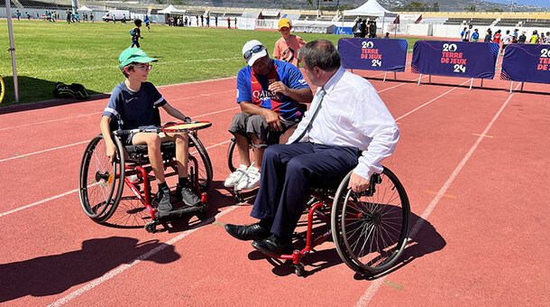 Le recteur s'est essayé au tennis fauteuil
