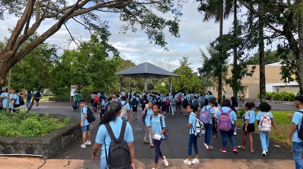 Elèves entrant au collège avec le tenue unique
