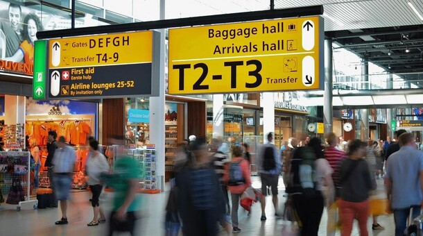 Aérogare avec des milliers de gens qui transitent