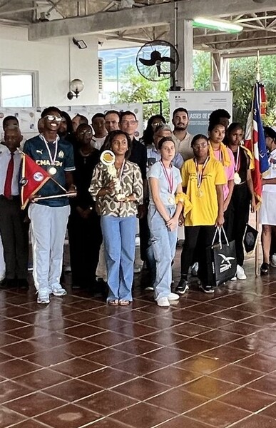 Photo de groupe avec les autorités