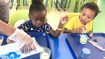 Les élèves de maternelle de l'école Michel Debré prennent un petit-déjeuner hebdomadaire à l'école