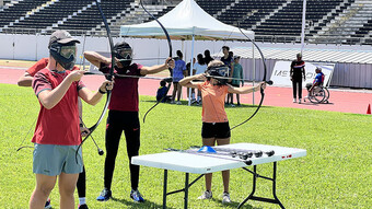 Des élèves participent à l'atelier tir à l'arc