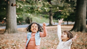 enfants jetant des feuilles en l'air