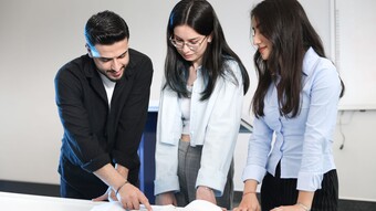 3 personnes regardant un document