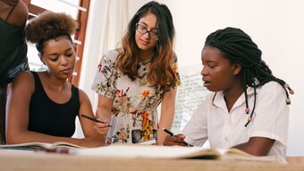 3 femmes en train d apprendre
