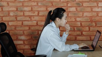 femme assisse devant ordinateur